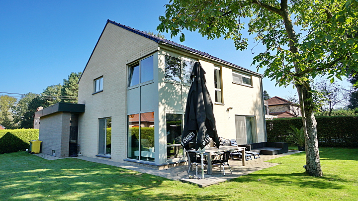 Modern landhuis van 212m² + dubbele carport op 8 are 26 ca<br>4 slaapkamers, dubbele carport