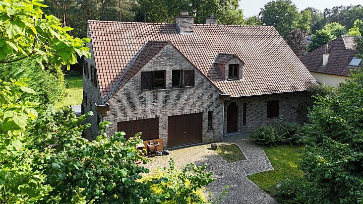 Ruime villa van 354m² op 25 are<br>4 ruime slaapkamers, dubbele garage